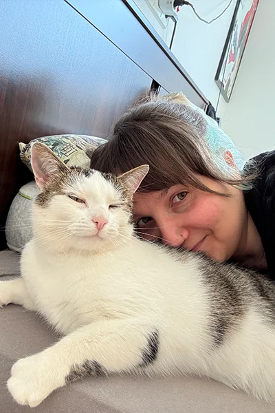Ich, wie ich mit Mona schmusen kann, weil ich so flott gearbeitet habe.