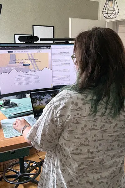 Website-Physiotherapiepraxis-Erstellen-Inhalte Ich in meinem Arbeitszimmer beim Erstellen einer Website für eine Physiopraxis