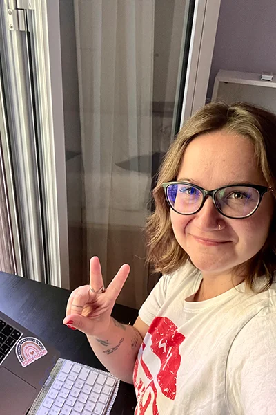 Magdalena beim Onepager erstellen in Athen