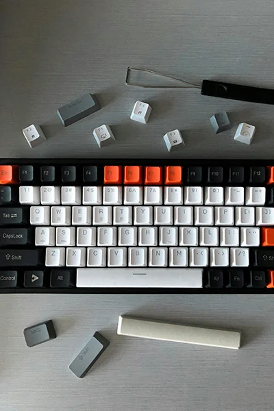 Tastatur, die selbst umgebaut werden kann mit zusätzlichen Caps und Werkzeug wie bei Websites.