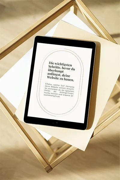 Mein Website-Starter-Kit auf einem Tablet, das auf einem Holztisch liegt