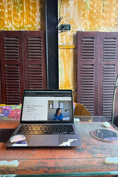 Mein Laptop auf einem Tisch im Café.