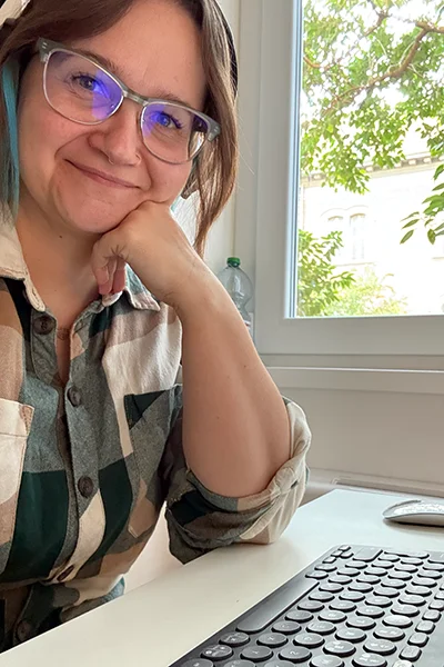 Mein Laptop auf einem Tisch im Café.